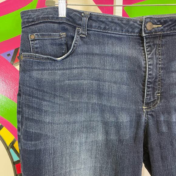 Lee Riders, Midrise Bootcut Jeans. Size 24. In excellent condition! - Picture 2 of 7